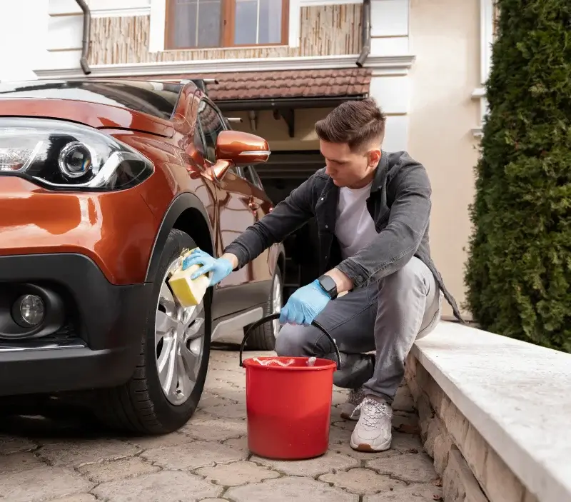 Lavage auto à domicile Villenave-d'Ornon : professionnel intervenant sur un véhicule